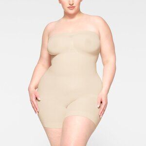 SKIMS Sealmless Sculpt STRAPLESS SHORTIE BODYSUIT